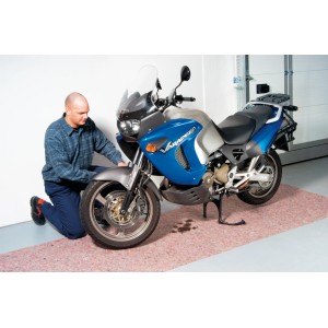 Motorrad auf LUX Abdeckvlies 1x3m. Das Vlies schützt den Boden vor Öl und Schmutz.