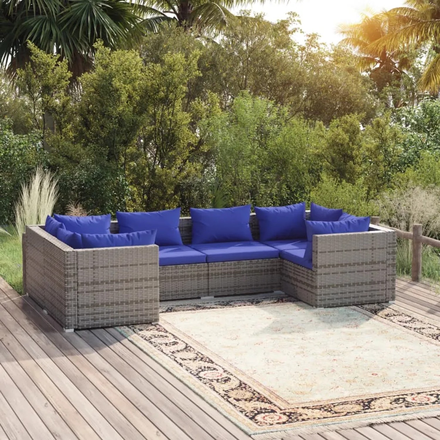 Graues 6-tlg. Garten-Lounge-Set aus Polyrattan mit blauen Kissen auf Holzterrasse.