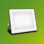 Schwarzer Philips LED-Außenstrahler Lois mit 2.850 lm und 5.000 K für helle Außenbereiche.