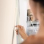 Anwendung des Tesa Malerband-Set Economy zum Abkleben einer Wand vor dem Streichen.