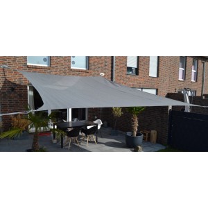 Silbergraues Floracord Vierecksonnensegel (250x300cm) über einer Terrasse mit Tisch und Stühlen.