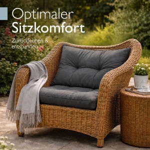 Graphitgraues Beautissu Lounge Kissen Set XLuna in Rattan-Sessel auf Terrasse. Sitzkissen & Gartenstuhlauflagen für Komfort.