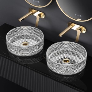 Zwei runde Emke Aufsatzwaschbecken aus Klarglas mit goldfarbenen Armaturen auf einem schwarzen Waschtisch.