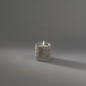 Graue LED Kerze in Betonoptik, H8cm, mit leuchtender Flamme. Ideal für gemütliche Innenraum-Dekoration.