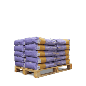 Palette mit 20 lila-orangen STROY Miscanthus Pellets Säcken à 15kg. Hochsaugfähige Einstreu für Pferdepflege.