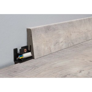 Sockelleiste Binyl Pro Tortona Oak Hell, helle Holzoptik mit Kabelführung.