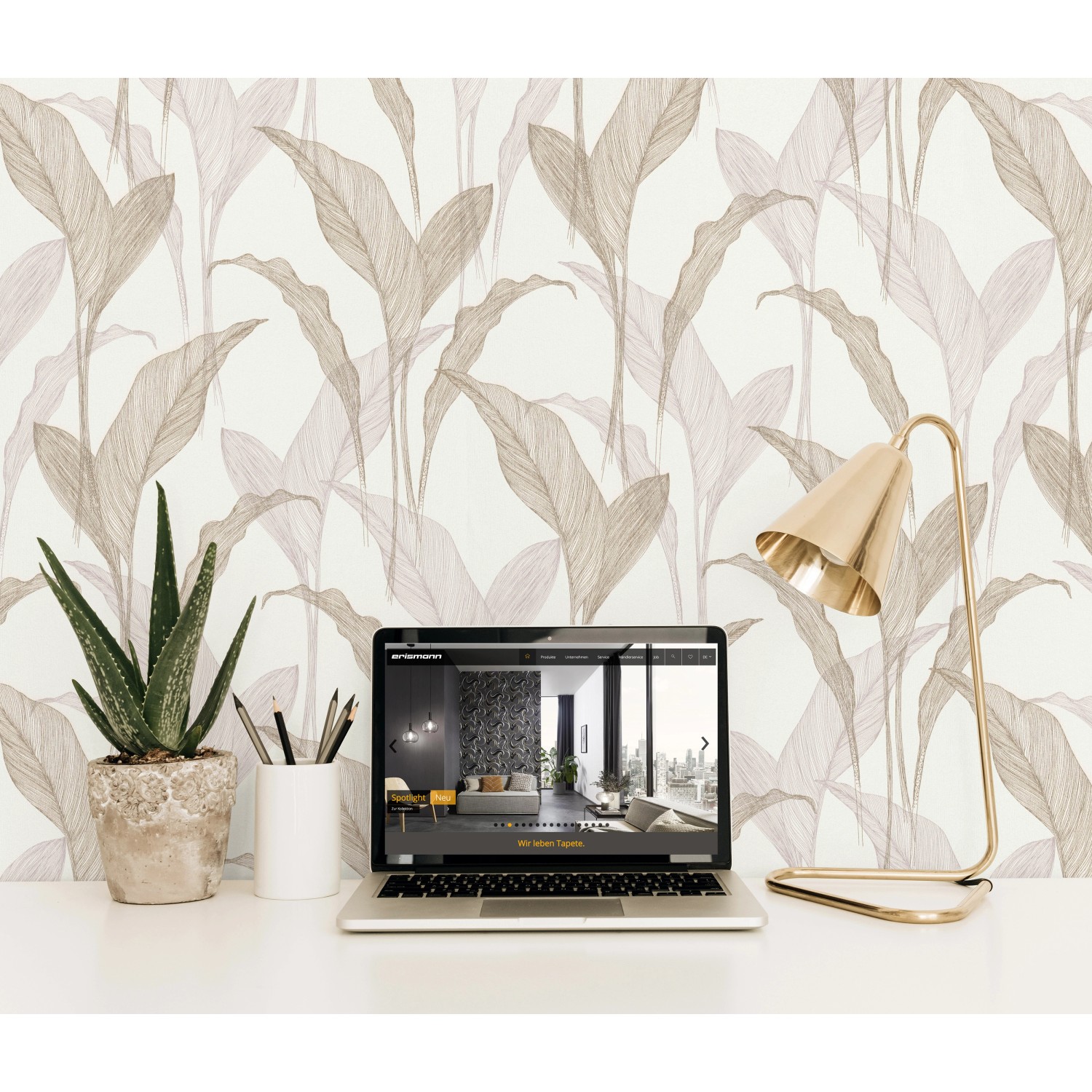 Erismann Vliestapete ELLE Decoration 2 CALLA beige mit Blätter-Motiv an der Wand.