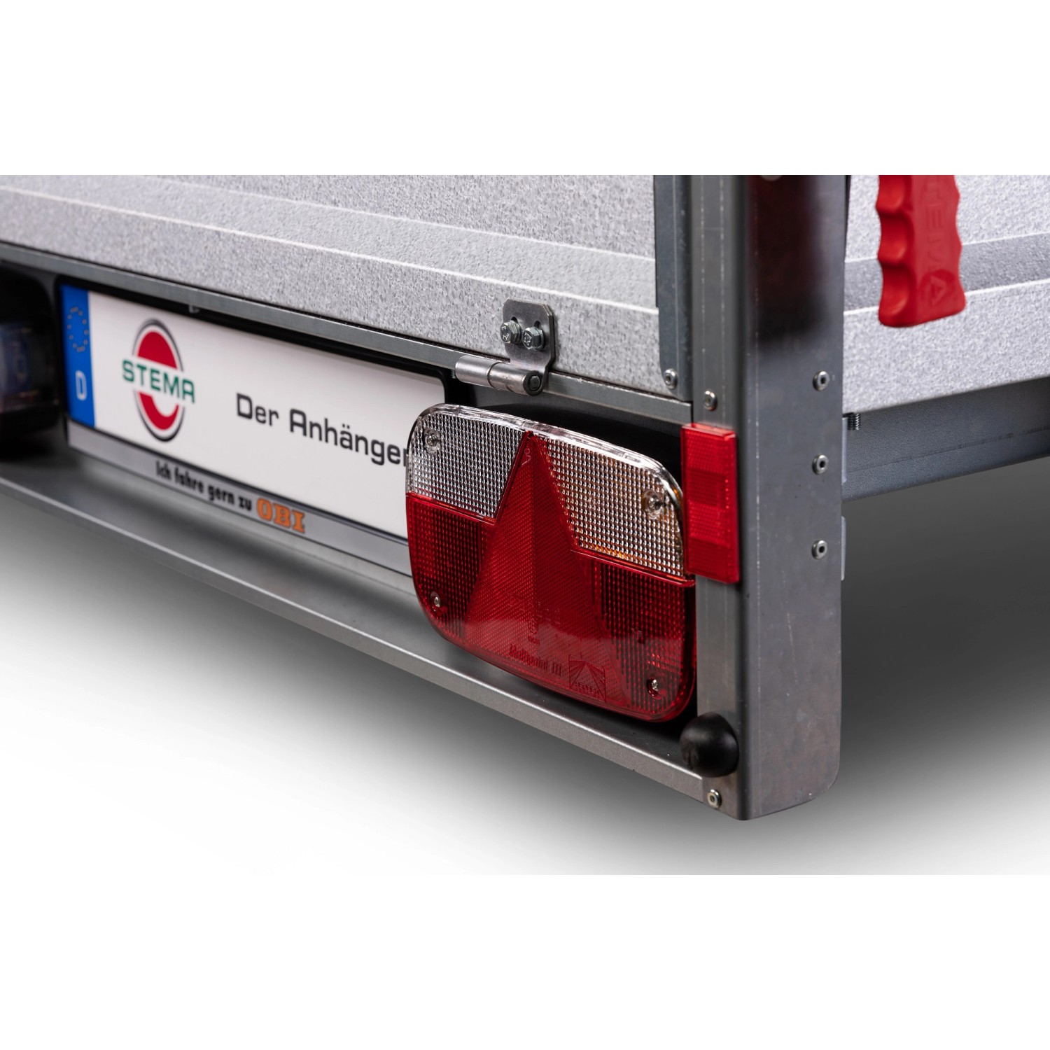 Detailansicht Stema Anhänger Variolux 850 mit Rückleuchte und Diebstahlsicherung.