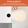 Weißer Kompakt-Konvektor 2200W mit LED-Display, Fernbedienung und WiFi-Steuerung im Wohnraum.