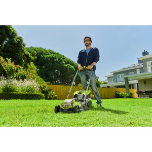 Ryobi Akku-Rasenmäher RLM18X33B40 mit Bediener im Garten.