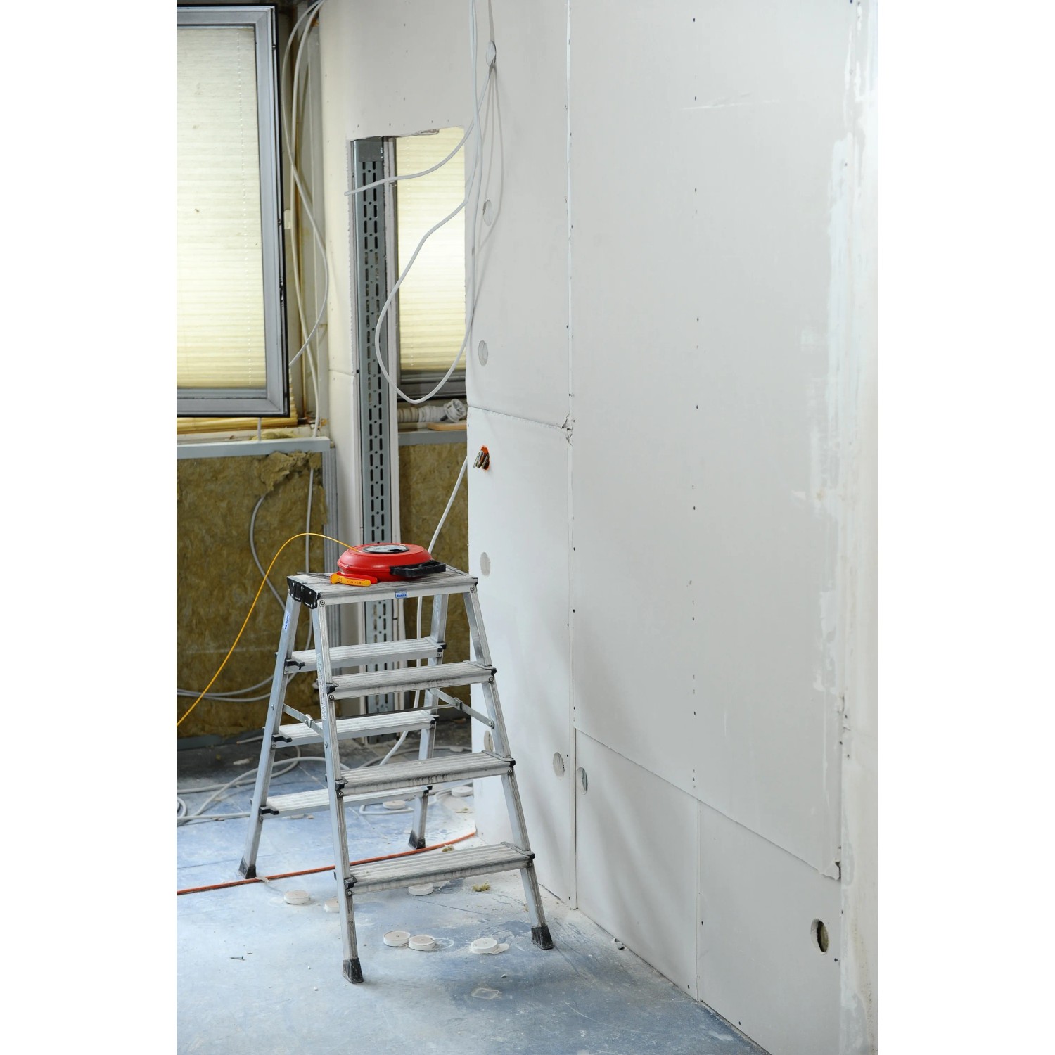 Krause Klapptritt Treppo mit 4 Stufen im Einsatz, ideal für Montagearbeiten.