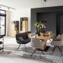 Esszimmer mit Esstisch, Stühlen, Sofa und Schränken in modernem Design.