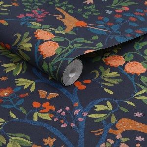 Blaue Joules Vliestapete Enchanted Woodland mit Waldtier- und Pflanzenmuster.