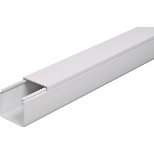 Grauer Kabelkanal, 40x40 mm, 2 m Länge, zur Kabelverlegung.