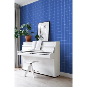 ESTAhome Tapete Kleine Fliesen in Königsblau und Weiß im Raum mit Klavier und Dekoration.