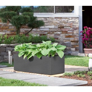 Rechteckiger, anthrazitfarbener Geli Pflanzkübel Kubus (80x30x27cm) mit Bepflanzung im Garten.