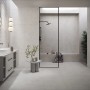 Modernes Bad mit Cersanit Wandfliese Steingut Lichtgrau Decoration 30x60.
