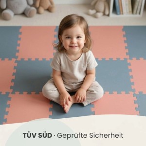 Kind sitzt auf LittleTom Spiel- und Krabbelmatte, Puzzlematte in Terracotta, Grau und Blau.