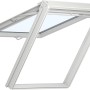 Geöffnetes, weißes Velux Klapp-Schwingfenster VKU Y33 65x104 cm aus Kunststoff für den Austausch.