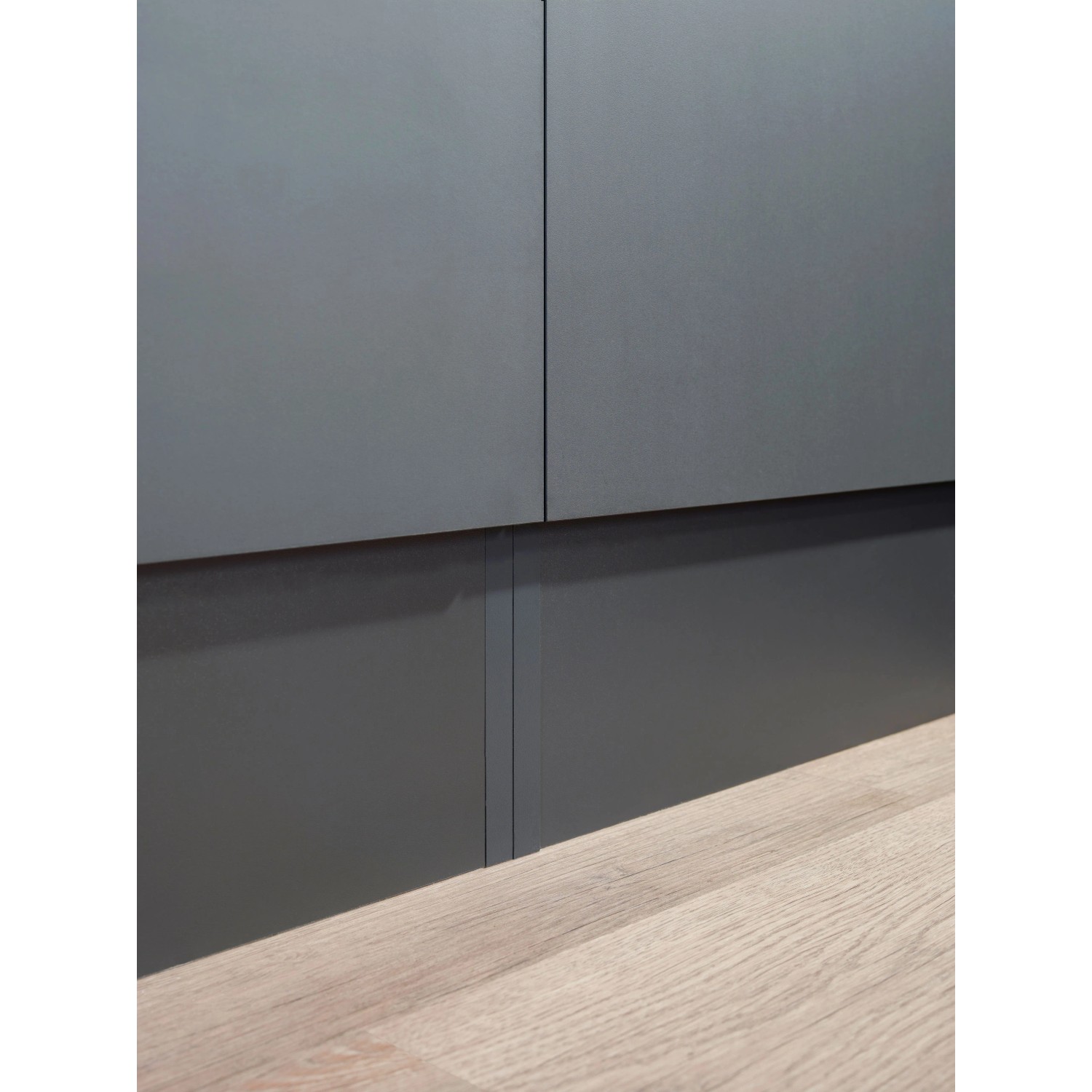 Detailaufnahme: Respekta Küchenzeile Oliver 280 cm Grau Matt mit Arbeitsplatte in Holzoptik.