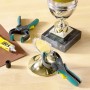 Wolfcraft Hobby-Ratschenzwinge FZR 3 cm beim Basteln mit Pokal, Leim und Pappe.