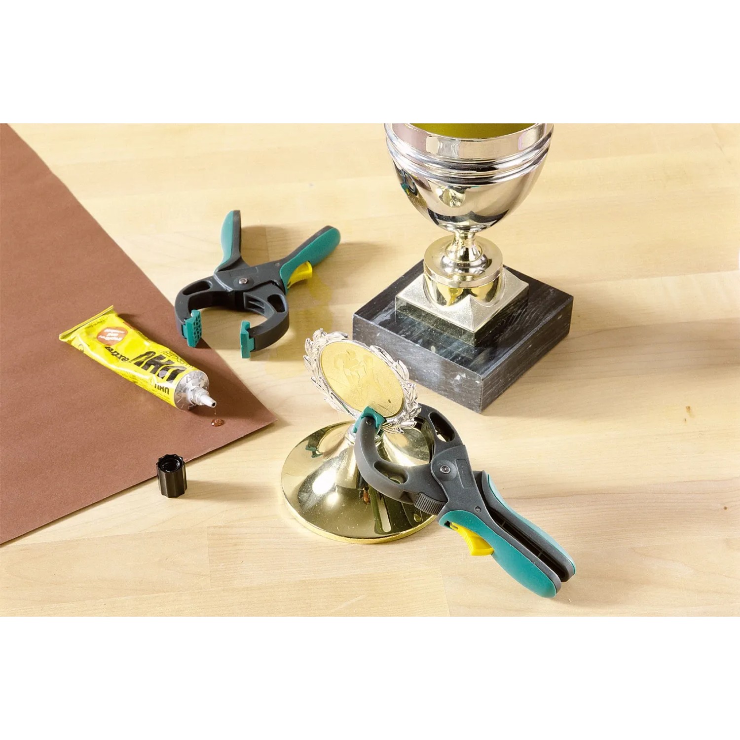 Wolfcraft Hobby-Ratschenzwinge FZR 3 cm beim Basteln mit Pokal, Leim und Pappe.