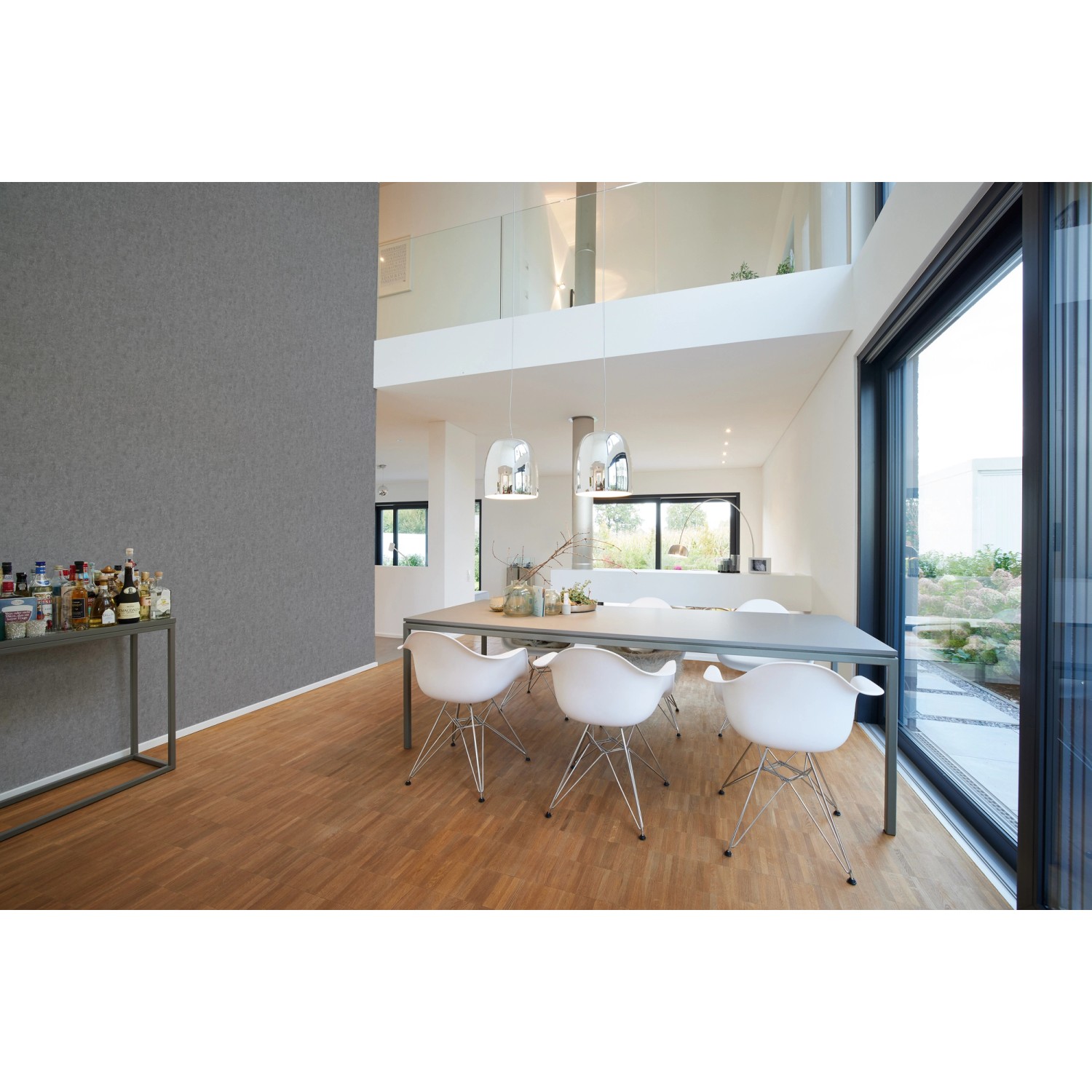 Dunkelgraue, leicht strukturierte Vliestapete Beton Matt im modernen Wohnraum.