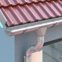 Fallrohrbogen NW 60/40° aus Aluminium, naturfarben, montiert an einer Dachrinne.