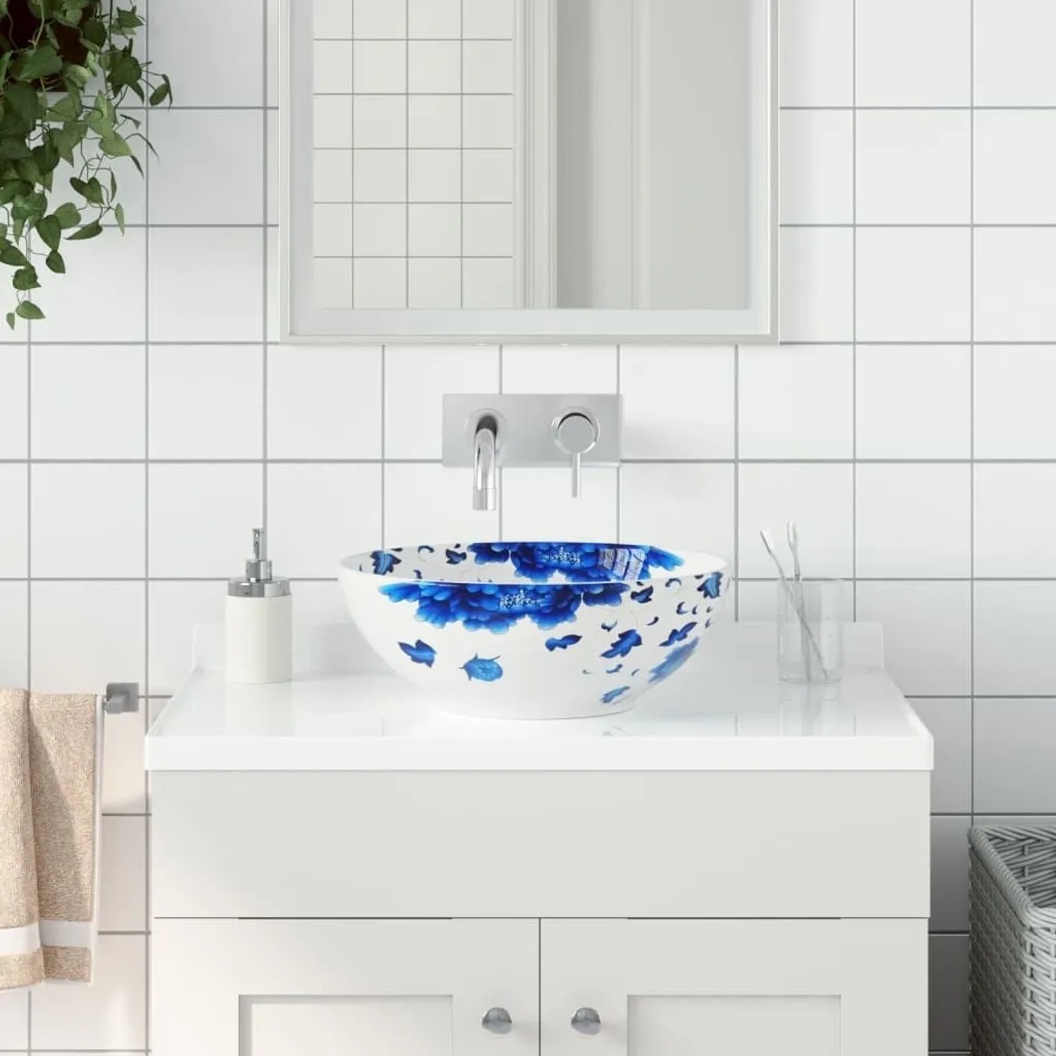 Rundes weiß-blaues Keramik Aufsatzwaschbecken mit floralem Muster in modernem Badezimmer.
