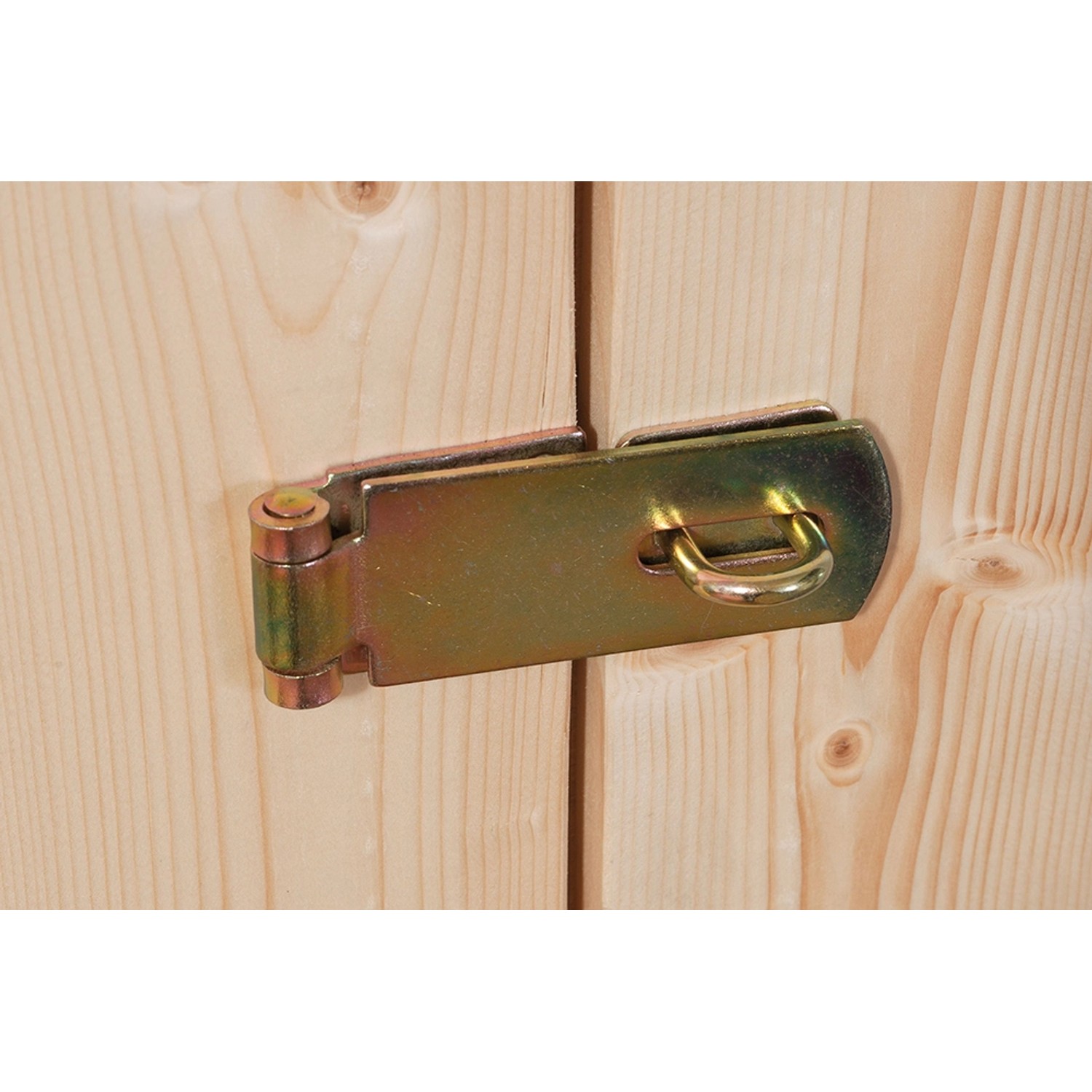 Detailaufnahme: Verschlussriegel an der Holztür des Karibu Gartenhauses Vellinge.