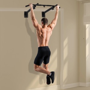 Schwarze HOMCOM Klimmzugstange mit Mann beim Training. Ideal für Sport & Fitness.