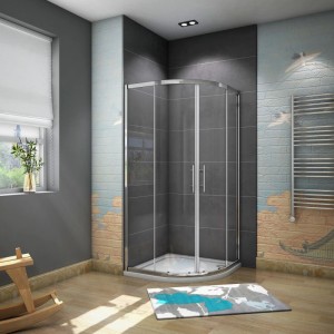 Viertelkreis Duschkabine 80x80x185cm mit Klarglas und verchromtem Aluminiumrahmen in modernem Bad.
