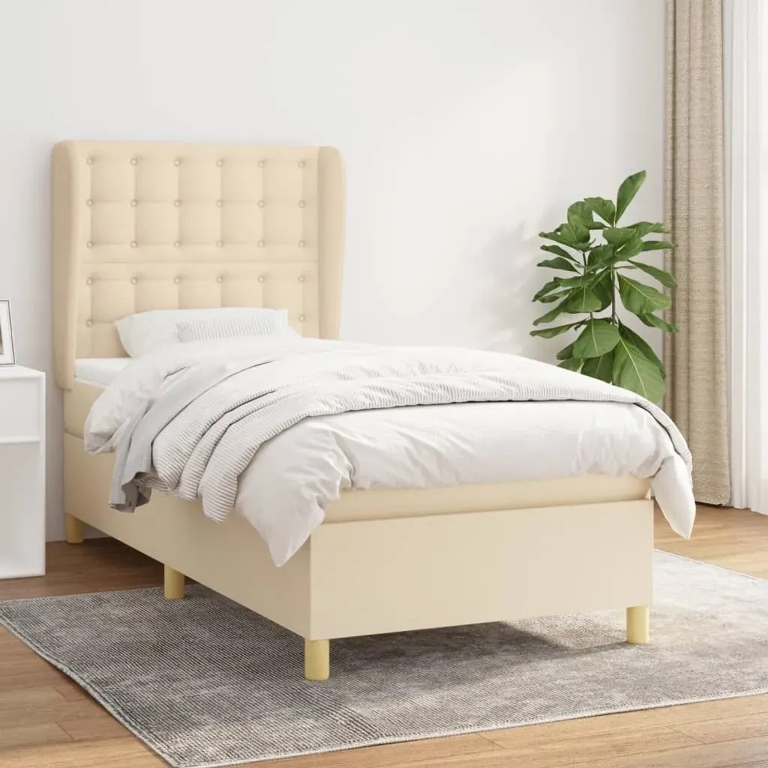 Cremefarbenes Boxspringbett (80x200 cm) mit Matratze und Stoffbezug. Gemütliches Bett mit hohem Kopfteil.