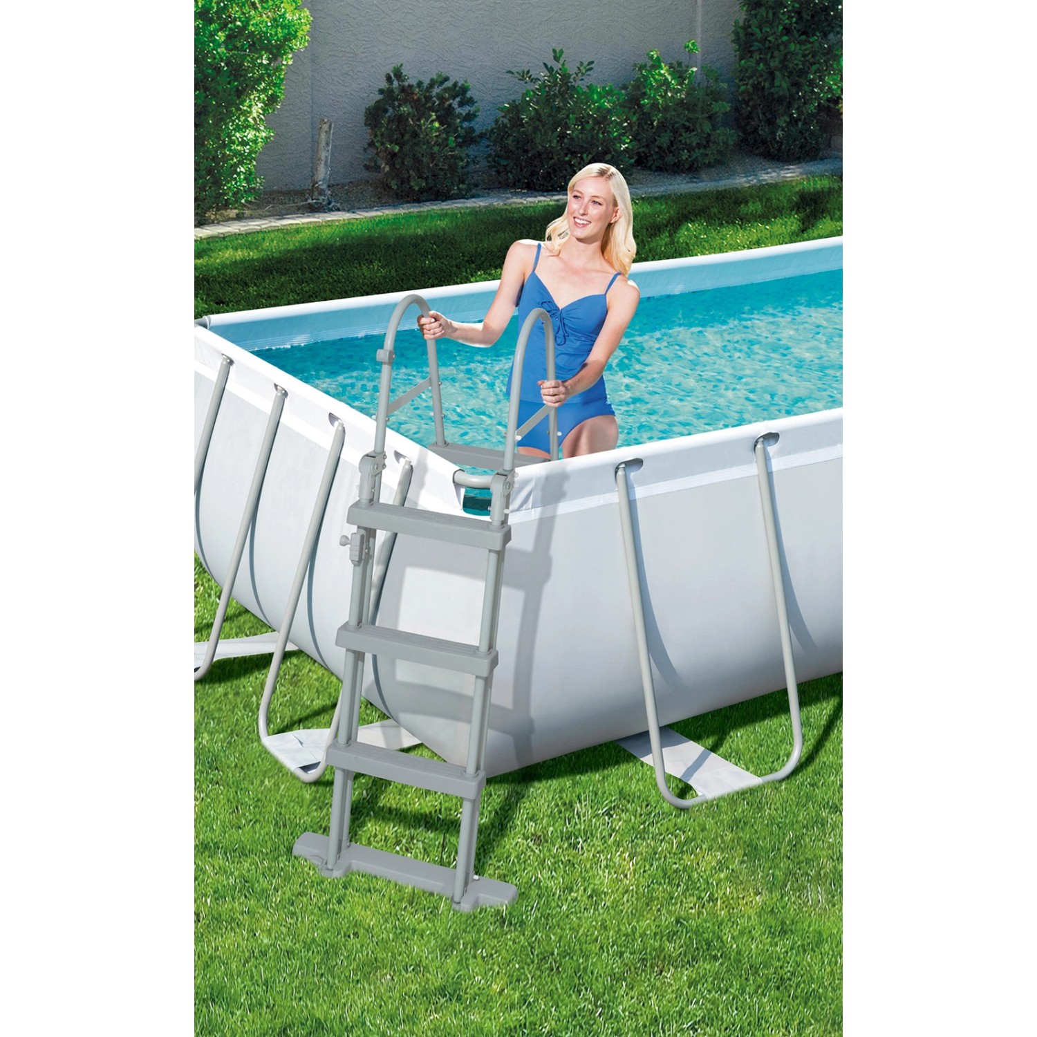 Bestway Stahlrahmenpool mit Leiter und Frau im Wasser im Garten.