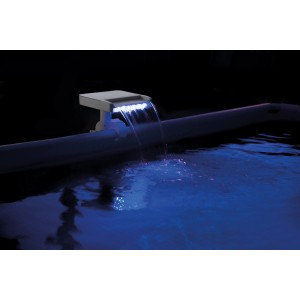 Intex LED Wasserfall Cascadee mit blauer Beleuchtung am Poolrand.