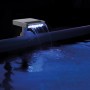 Intex LED Wasserfall Cascadee mit blauer Beleuchtung am Poolrand.