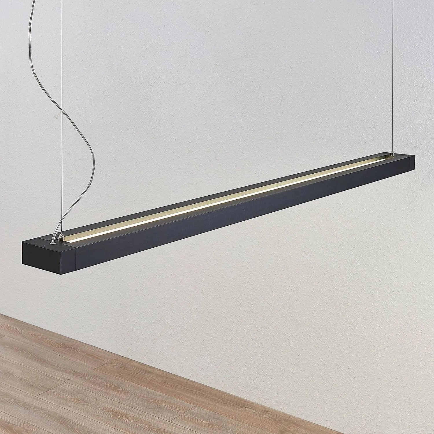 Moderne, schwarze LED Büroleuchte Cuna aus Aluminium für das Arbeitszimmer.