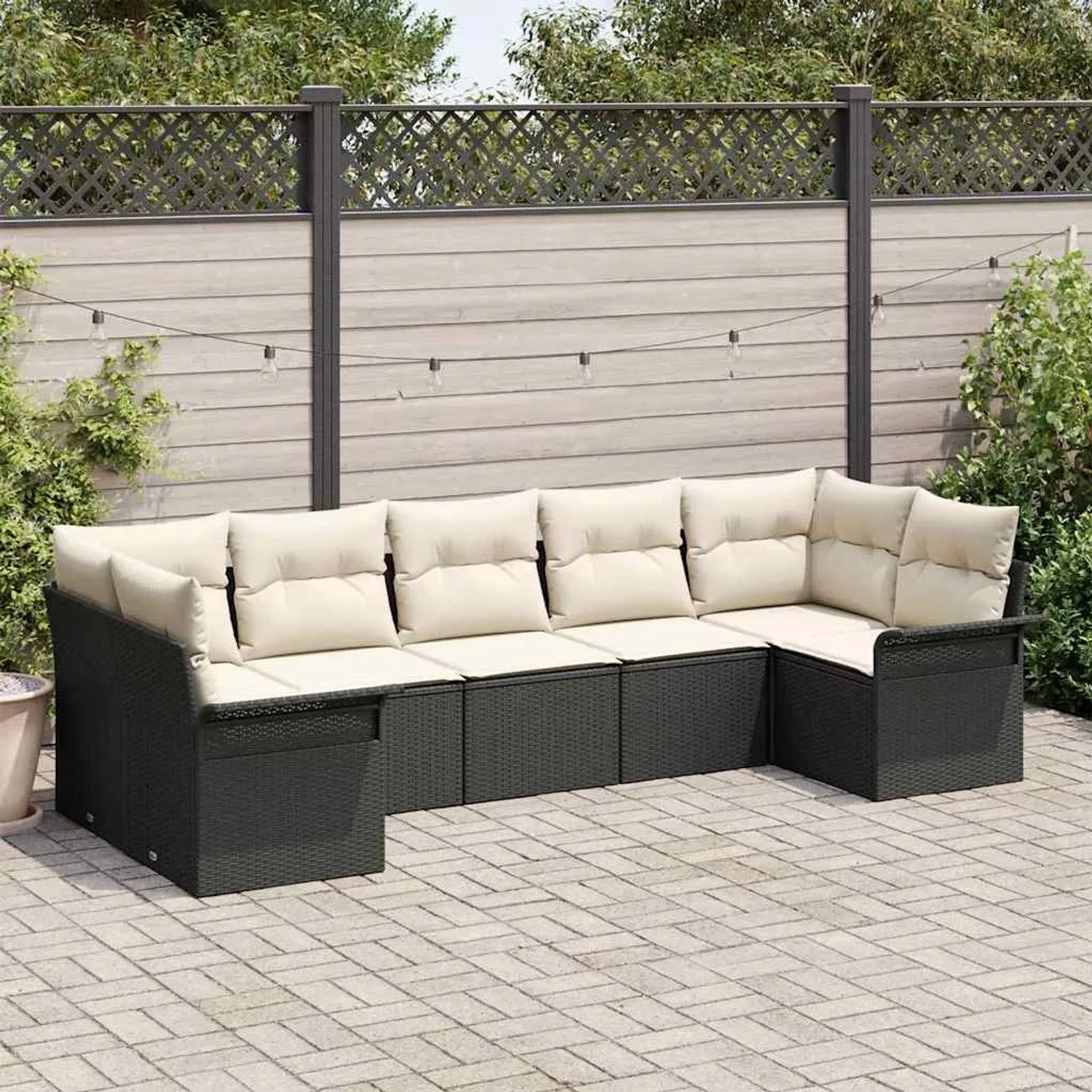 Schwarzes 7-teiliges vidaXL Garten-Sofa-Set aus Poly Rattan mit beigen Kissen.