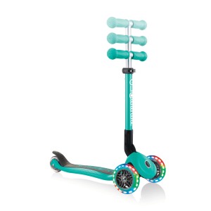 Türkiser Globber Junior Tretroller mit 3 Rädern und LED-Leuchtrollen für Kinder.