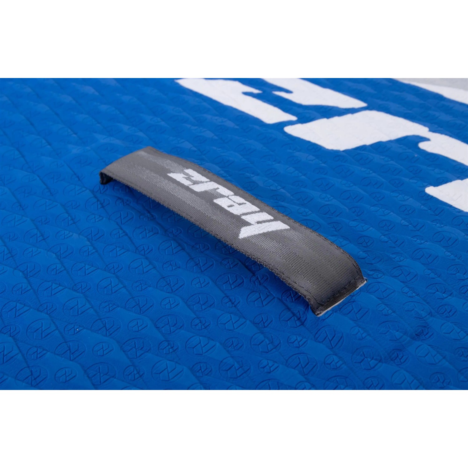 Detailaufnahme: Tragegriff am blauen ZRAY Stand Up Paddle Board. Rutschfestes EVA-Deck.