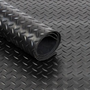 Schwarze KARAT Gummimatte mit Tränenblech-Struktur, gerollt. Rutschfester PVC-Bodenbelag für Industrie und Gewerbe.