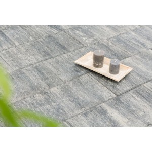 Diephaus Corso Terrassenplatten in Weiß-Schwarz, 60x30 cm, mit gefaster Kante. Dekoriert mit Kerzen auf Holztablett.