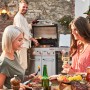 Szene mit Char-Broil Gasgrill Professional Pro S 3, Personen beim Grillen und Essen im Garten.