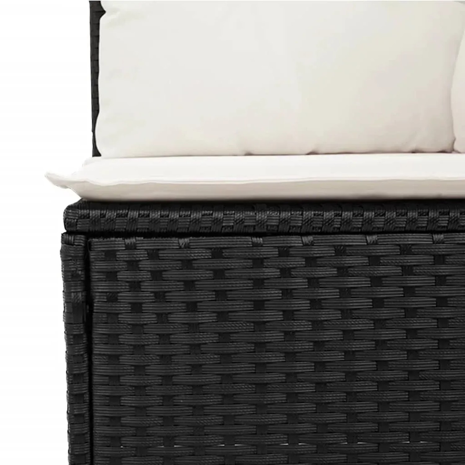 Detailansicht: Schwarze vidaXL Garten-Sofagarnitur aus Rattan mit cremeweißen Kissen.