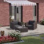 Verlegte Kann Mehrformat-Pflastersteine Parchetto Beton Grau-Alpin auf einer Terrasse mit Gartenmöbeln.