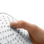 Hand, die Strahlart der Hansgrohe Croma Select E Vario Handbrause (Chrom/Weiß, 110mm) auswählt.