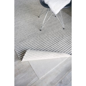 Schöner Wohnen Teppich Vlies 160x225 cm mit Teppichgleitschutz unter einem Stuhl.