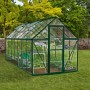 Grünes Palram - Canopia Gewächshaus 7,9 m² mit Fundamentrahmen im Garten.