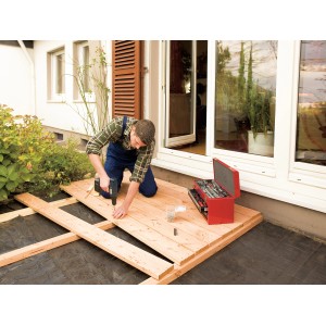 Handwerker verschraubt Terrassendielen mit Senkkopf Terrassenschrauben (5x50) aus Edelstahl.