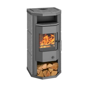 Wamsler Thyra Kaminofen, Naturstein grau, 6 kW, mit Holzfach und brennendem Feuer.